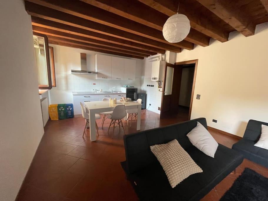 Apartment Black Mirror *